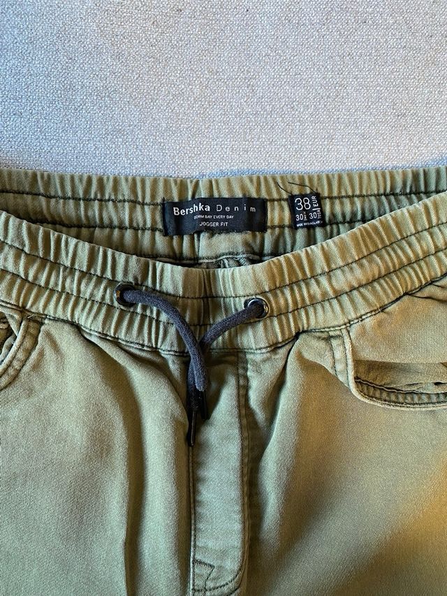 Joggers Bershka verde militar