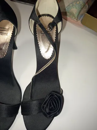 Zapatos de salón negros con flor
