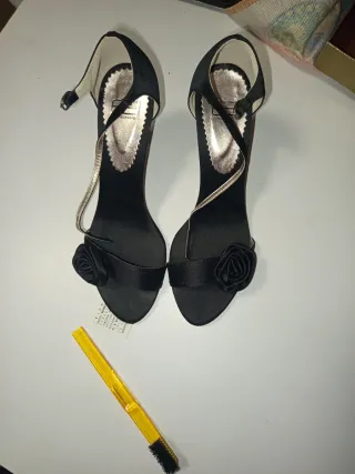 Zapatos de salón negros con flor