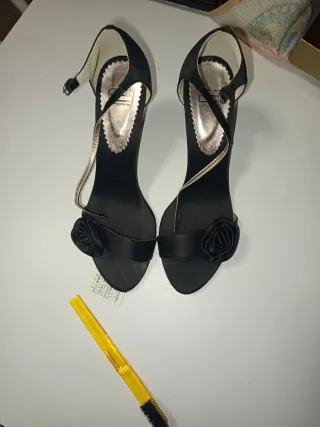 Zapatos de salón negros con flor
