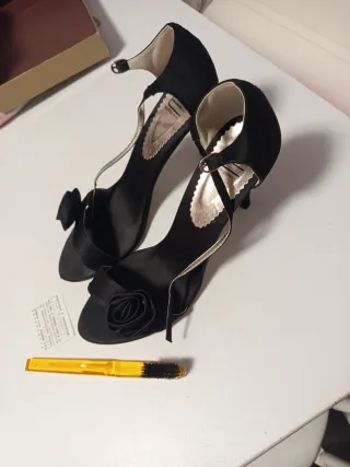 Zapatos de salón negros con flor