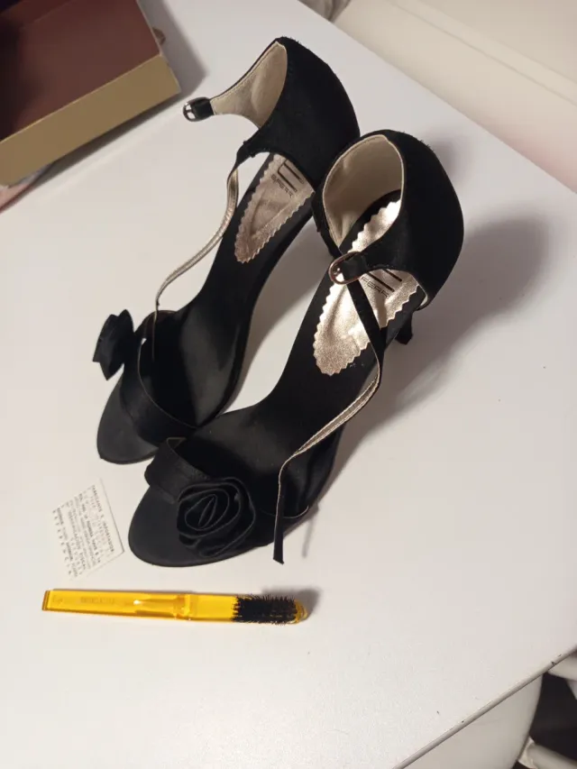 Zapatos de salón negros con flor