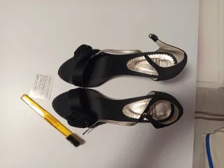 Zapatos de salón negros con flor