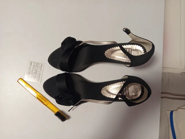 Zapatos de salón negros con flor