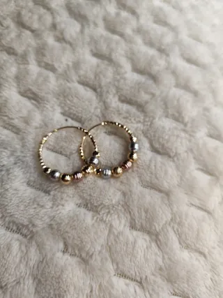 Aros de rodio con cuentas doradas y plateadas