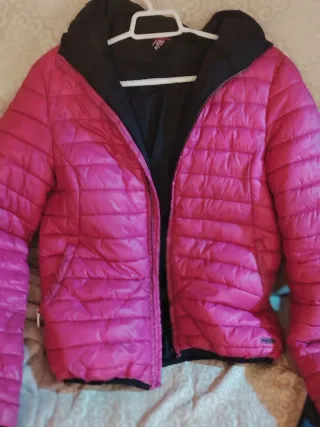 Chaqueta acolchada reversible rosa y negra