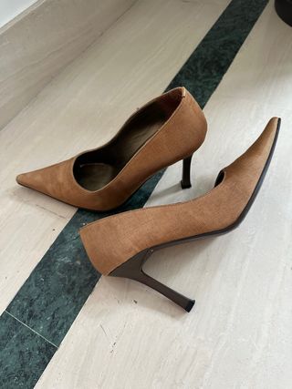 Zapatos de tacón Adolfo Dominguez dorados