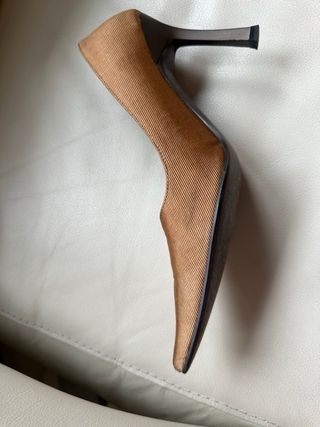 Zapatos de tacón Adolfo Dominguez dorados