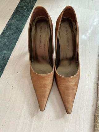 Zapatos de tacón Adolfo Dominguez dorados