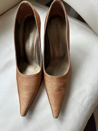 Zapatos de tacón Adolfo Dominguez dorados