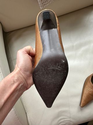 Zapatos de tacón Adolfo Dominguez dorados