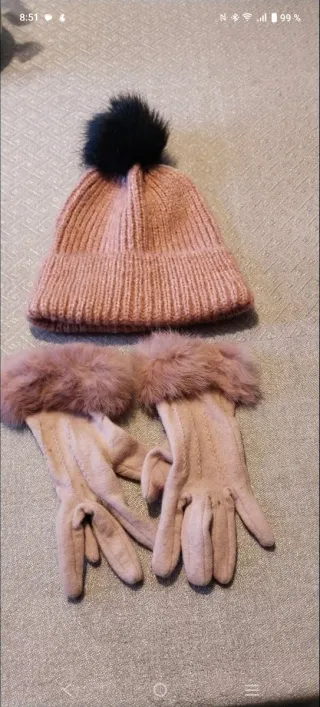Gorro y guantes de tela rosa con pompón