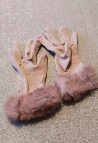 Gorro y guantes de tela rosa con pompón