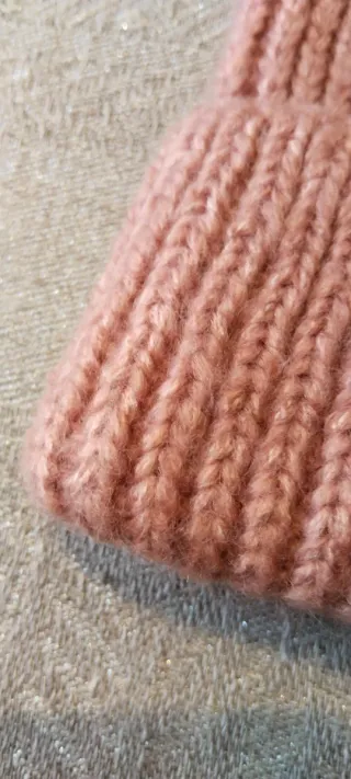 Gorro y guantes de tela rosa con pompón