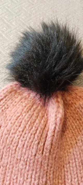 Gorro y guantes de tela rosa con pompón