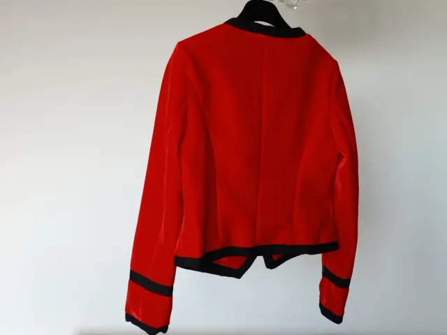 Chaqueta roja terciopelo botones dorados.