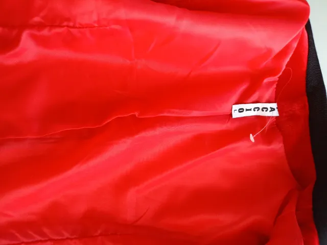 Chaqueta roja terciopelo botones dorados.