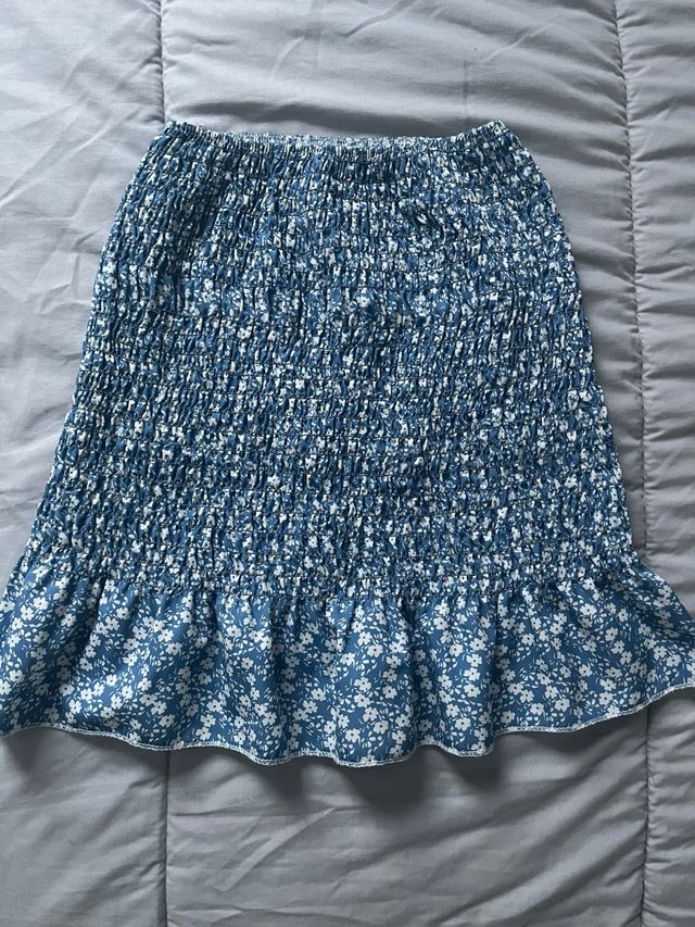 Falda midi floral azul y blanca
