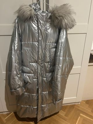 Plumas plateado con capucha