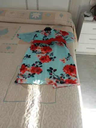 Vestido floral con cinturón rojo.