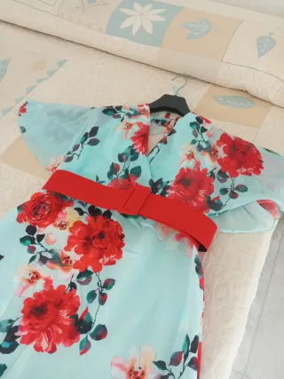 Vestido floral con cinturón rojo.