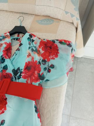 Vestido floral con cinturón rojo.