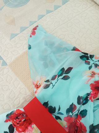 Vestido floral con cinturón rojo.