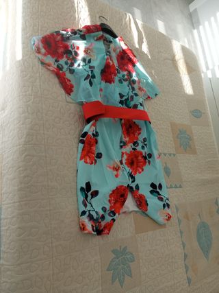 Vestido floral con cinturón rojo.