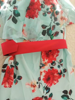 Vestido floral con cinturón rojo.