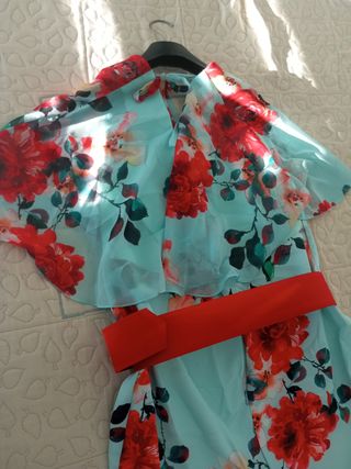 Vestido floral con cinturón rojo.
