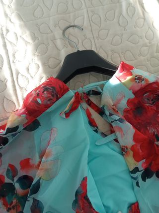 Vestido floral con cinturón rojo.