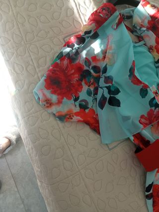 Vestido floral con cinturón rojo.