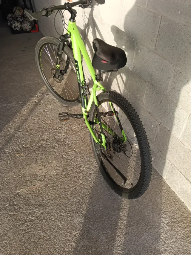 Bicicleta CUBE verde