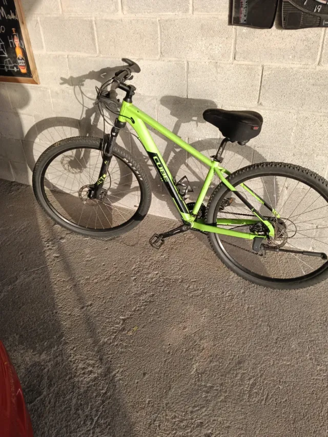 Bicicleta CUBE verde