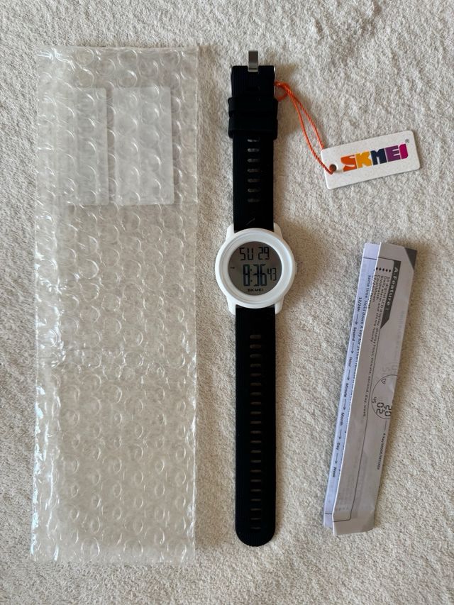 Reloj SKMEI Unisex Negro y Blanco