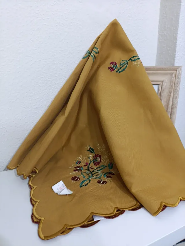 Mantel cuadrado bordado dorado