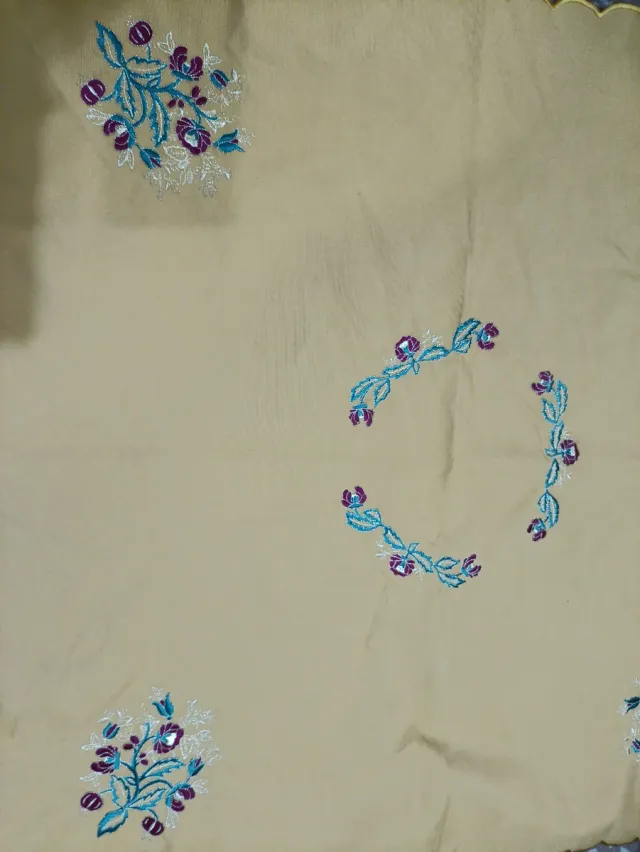 Mantel cuadrado bordado dorado