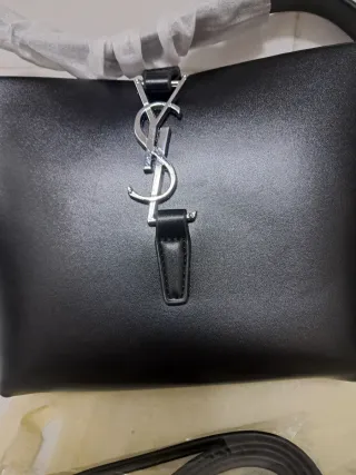 Bolso negro nuevo con cadena