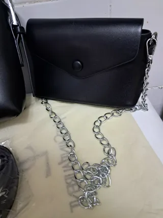 Bolso negro nuevo con cadena