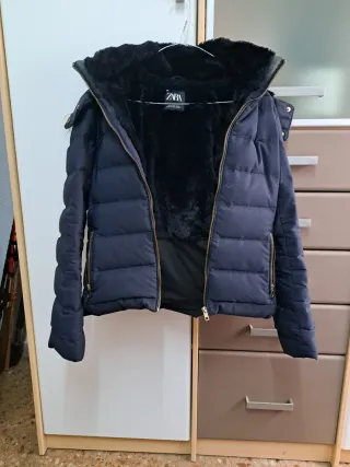 Cazadora de plumas con gorro