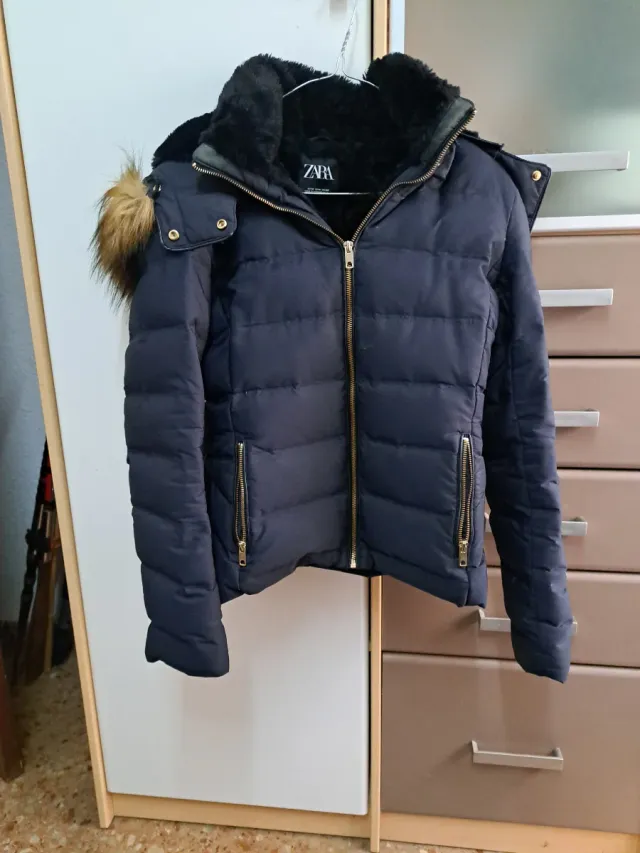 Cazadora de plumas con gorro