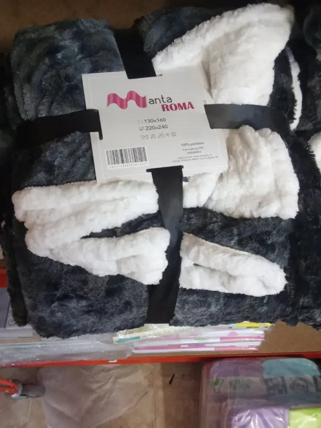 Copriletto di agnello grigio e bianco