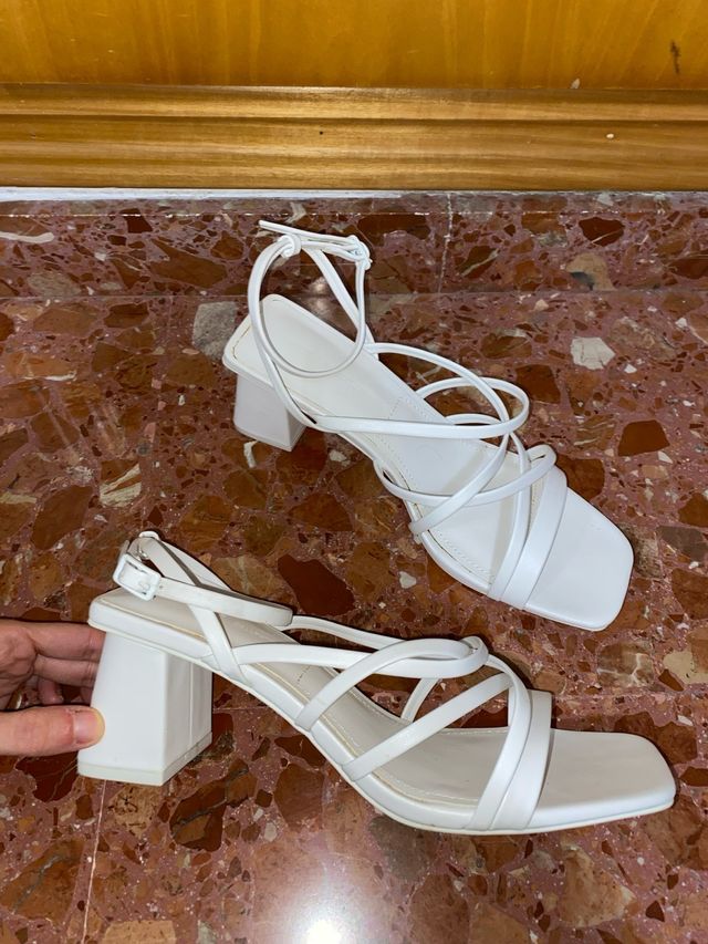 Sandalias Pull&Bear tacón tiras blancas mujer