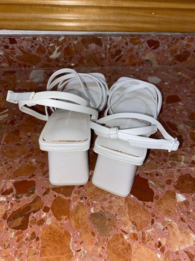 Sandalias Pull&Bear tacón tiras blancas mujer