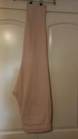 Pantalón vaquero rosa desgastado