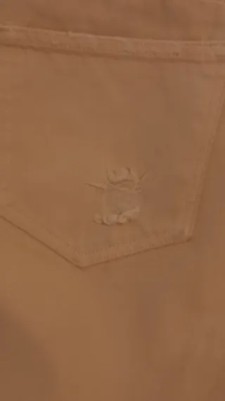 Pantalón vaquero rosa desgastado