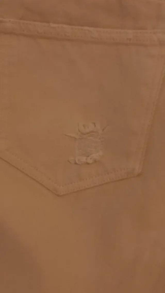 Pantalón vaquero rosa desgastado