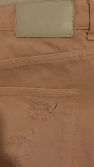 Pantalón vaquero rosa desgastado