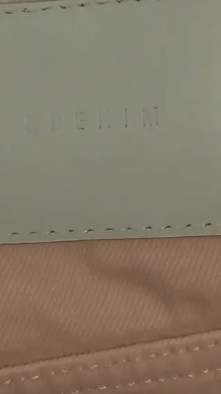 Pantalón vaquero rosa desgastado