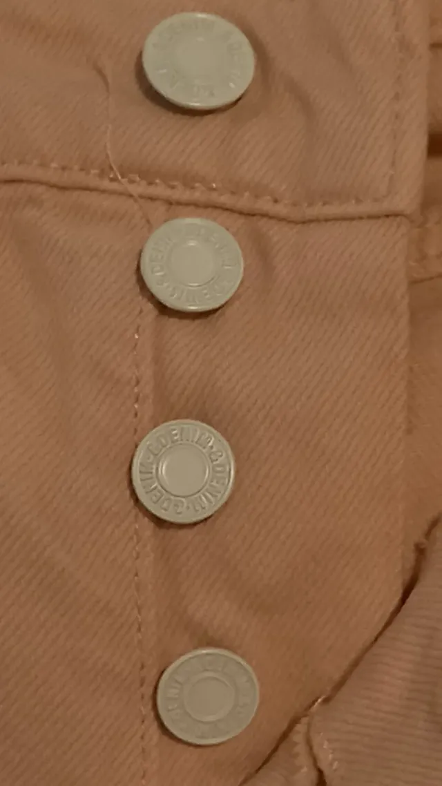 Pantalón vaquero rosa desgastado